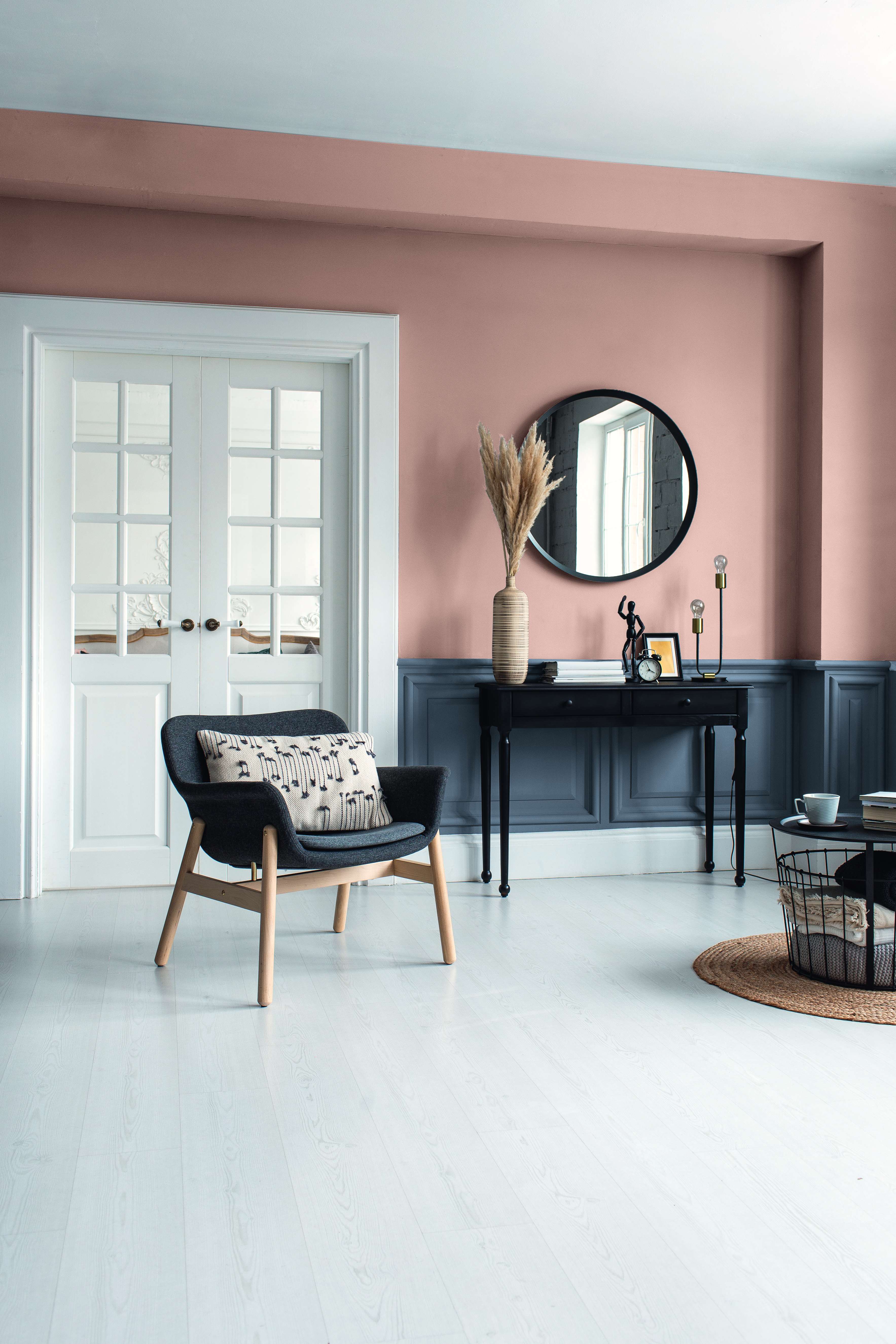 Warna pink yang lembut dari Earthling - N 3372P dan biru yang rich dari Fountain Blue - N 1968D membuat statement warna yang indah di setiap ruangan. Warna putih lembut Pearly Shell - OW 2153P sebagai aksen pada pintu membantu menghadirkan kesan klasik namun tetap modern.
